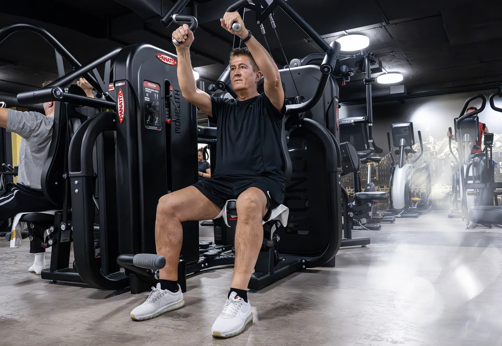 Training an einer Panatta-Schultermaschine bei laSuite Luzern